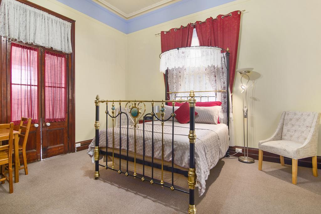 Warwick Settlers Inn Екстер'єр фото